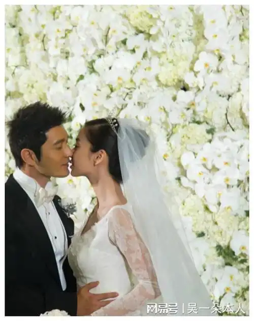 杨颖的名气拉到了世纪婚礼的大明星了,两人那场人尽皆知,而黄晓明却