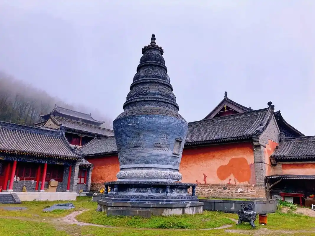 山西五台山塑像最多立有最高观音像的寺庙.山西五台山金阁寺入口 - 抖