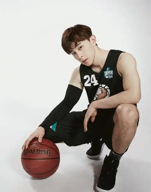 感觉这样穿的邓伦真的好man啊,身材也特别不错,我们能看到他的肌肉