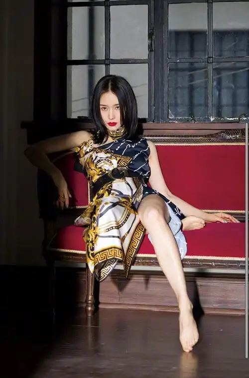 被王子文惊艳了又瘦又小穿抹裙还有金鱼臀身材堪比超模