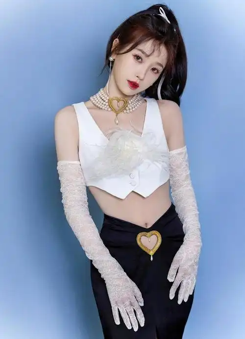 穿上白背心,虞书欣展现迷人魅力,你心动了吗?