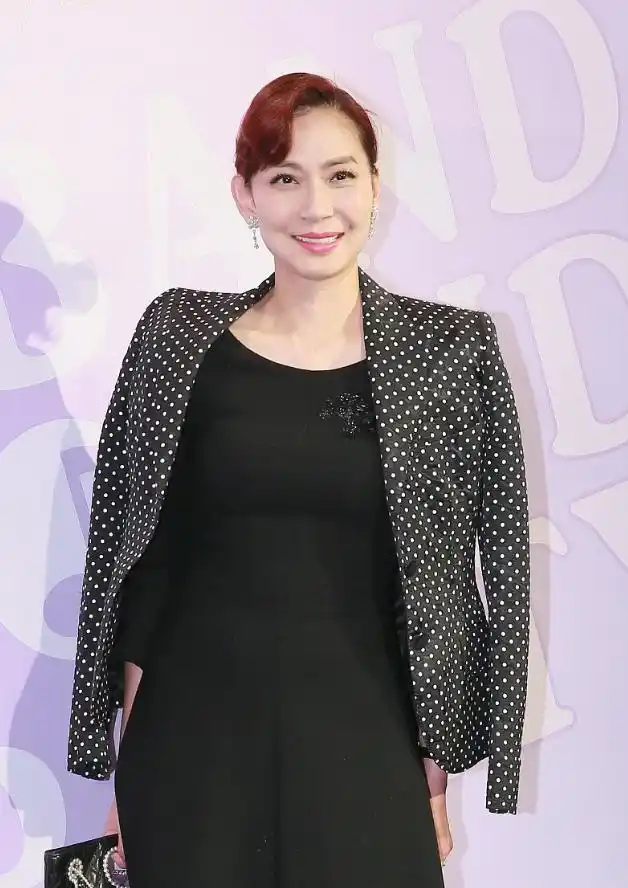 邝美云真给"奶奶辈"长脸,穿一身黑显瘦有气质,真的不像是60后