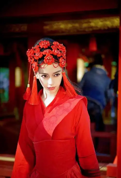 原以为穿裙子的杨颖已经很美了,看了她穿汉服后,被惊艳了