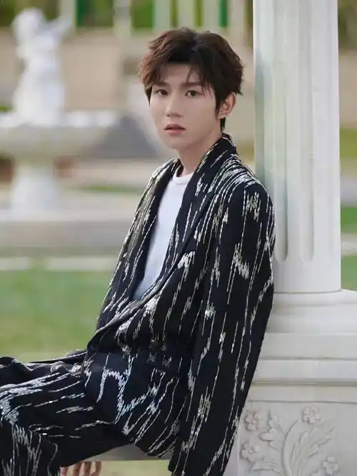 王源2019年2021年成长带来的风采