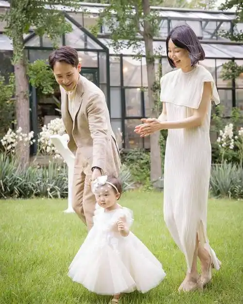 新娘18岁韩智慧晒出爱女周岁宴全家福全慧彬吴允儿到场祝贺