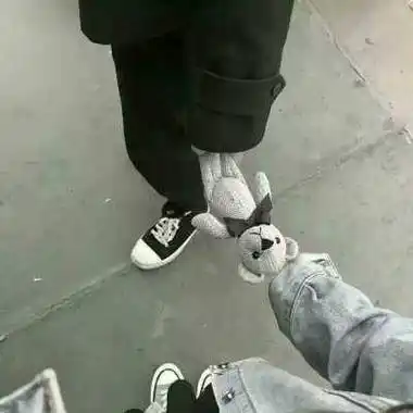 牵手情侣头像一前一后 情侣牵手图片只有手 - 情侣头像 - 潮人个性网