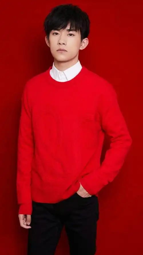 易烊千玺红色毛衣帅气写真