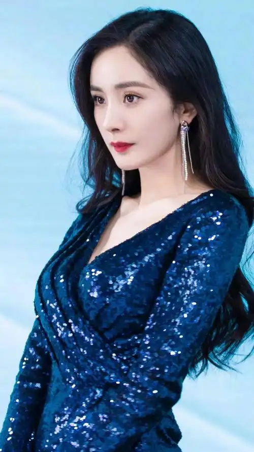 杨幂甜美可人,时尚俏丽,楚楚动人的写真!__财经头条