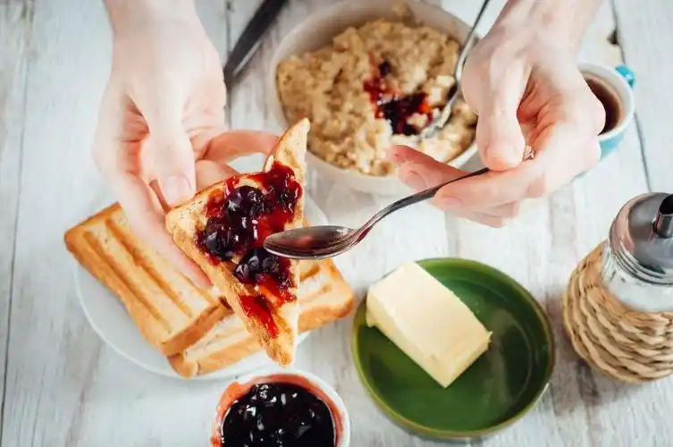 自制加黄油和果酱的烤面包和咖啡当早餐