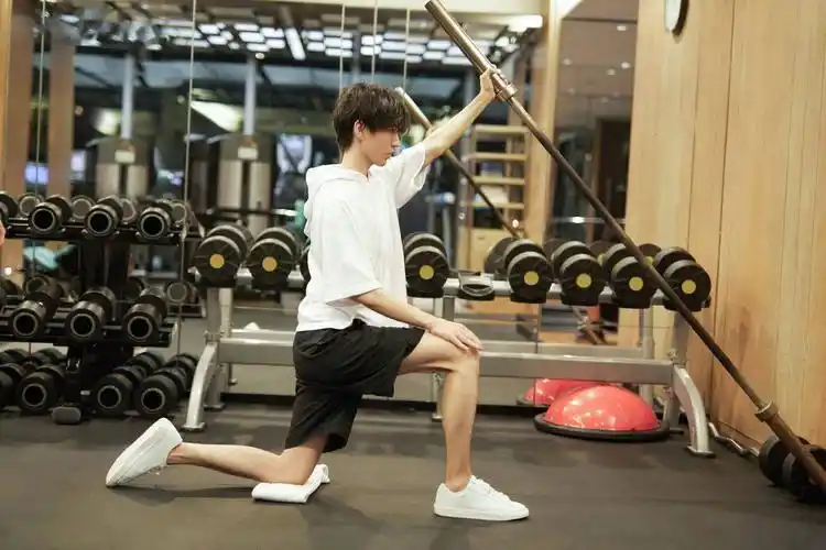 粉丝分不清的腿和手 请王俊凯同学好好吃饭!