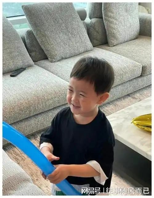 沈腾带儿子"小狮子"参加聚会,活泼又机灵!老婆王琦和马丽热聊