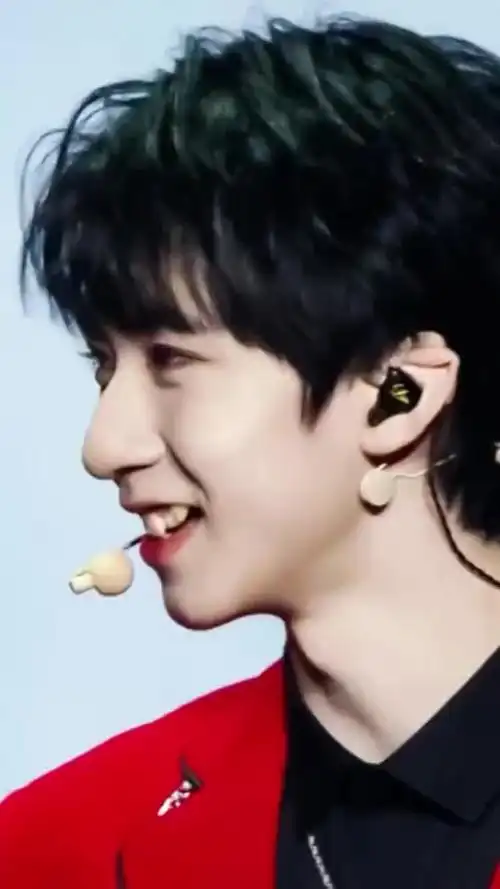 贺峻霖冬日暖阳随拍 96小兔纸甜美笑容,瞬间温暖