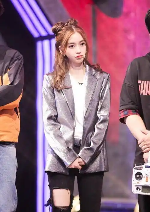 baby顶哪吒头太可爱银色西装配破洞牛仔酷炫十足,各个角度都美_杨颖一