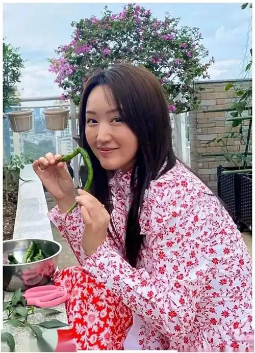 杨钰莹50岁该接受老了,在机场拍到的素颜照,脸松垮下垂!