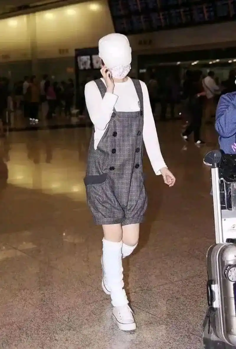 助理对许晴说:"你只要不打电话,别人肯定把你认成少女!