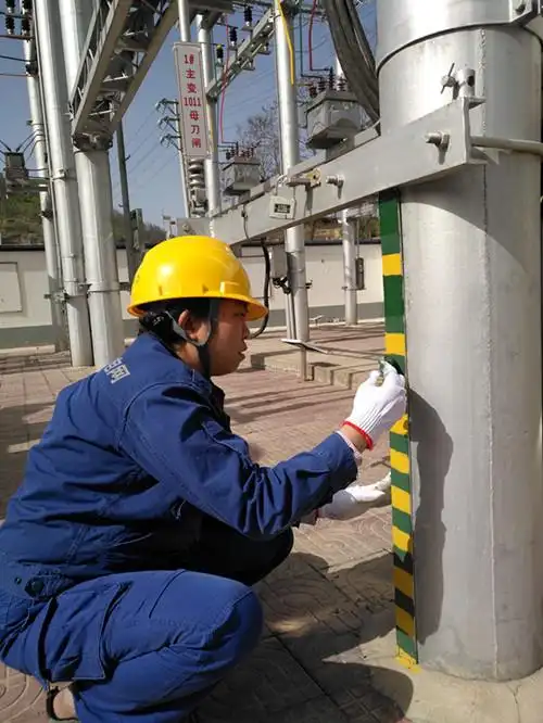 甘泉35千伏劳山变对设备接地极进行检查刷漆