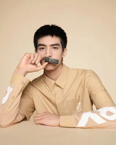 简介:宋威龙寸头造型代言写真图片,分享一组宋威龙图片给大家,图中的