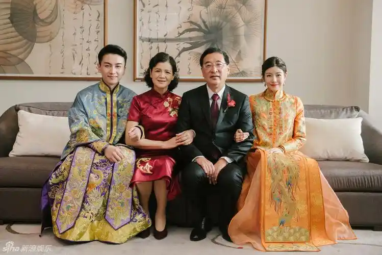 组图:双陈婚礼全家福!父母高颜值不输子女