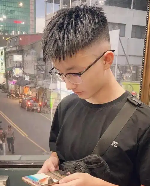 两边剃光的板寸男生两边剃光发型潮流帅气