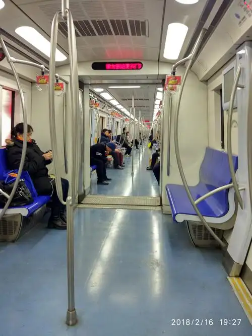 地铁车厢内空座很多