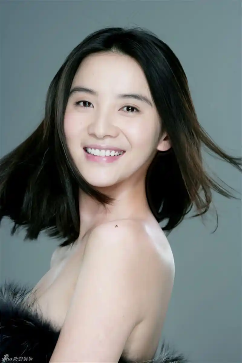 小宋佳最新裸妆写真