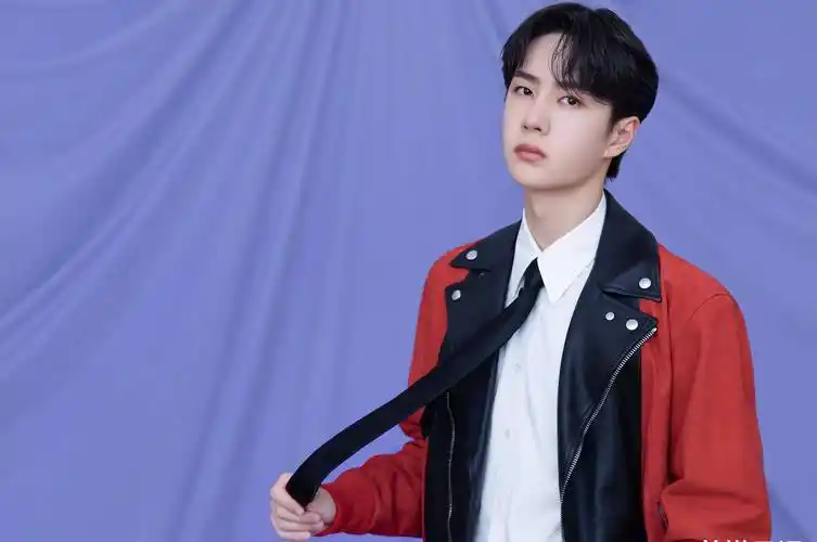 王一博 王俊凯 易烊千玺的电视元宵晚会红衣造型,是难得一见的喜庆帅