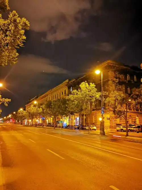 布达佩斯夜景晚上10点行人稀少