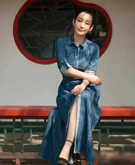 秦海璐过年走亲戚,瘦成一道闪电引网友热议,手腕多个翡翠抢镜_女性