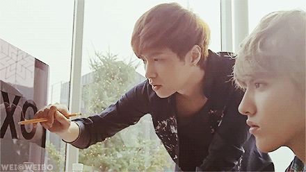 帅哥两人专注头晕gif动图_动态图_表情包下载_soogif