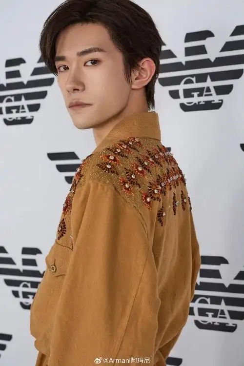 易烊千玺 米兰时装周##emporio armani全球代言人易烊千玺