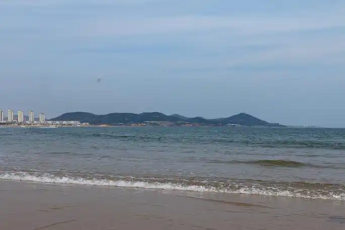 青岛金沙滩是我国沙质最细,面积最大,风景最美的沙滩,号称"亚洲第一滩