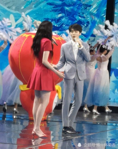 王俊凯关晓彤五四晚会同台,路人高清镜头下,看清生图:颜值绝了