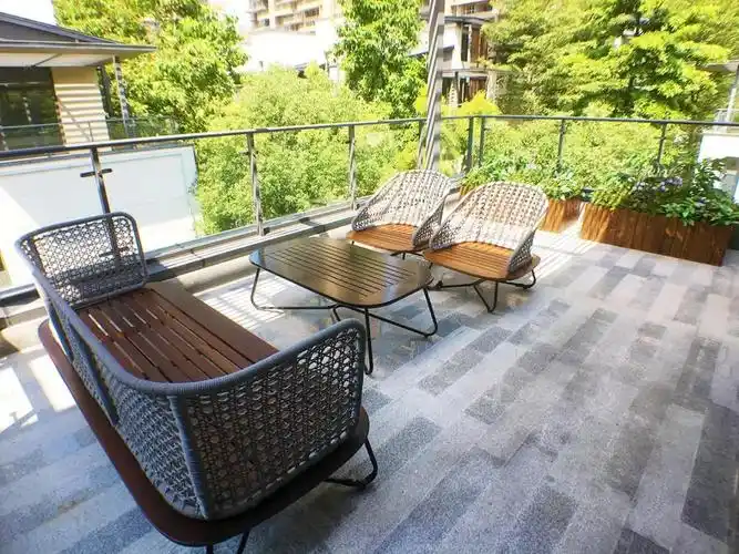 一家之主的卧房一般安置在顶端,居高临下.