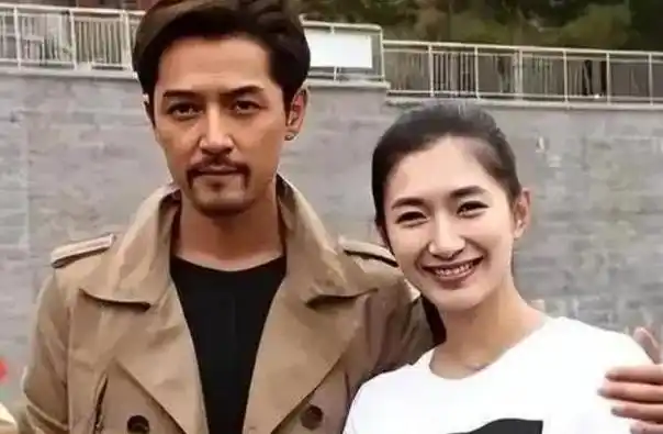 对比胡歌之前的女朋友来说,黄曦宁简直再普通不过.