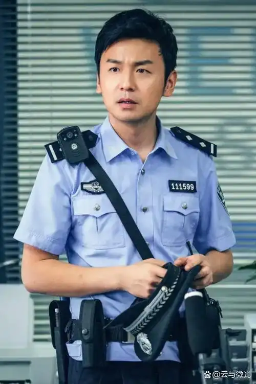 演艺界中,雷佳音作为一位备受关注的演员,以精湛细腻的演技博得了广泛