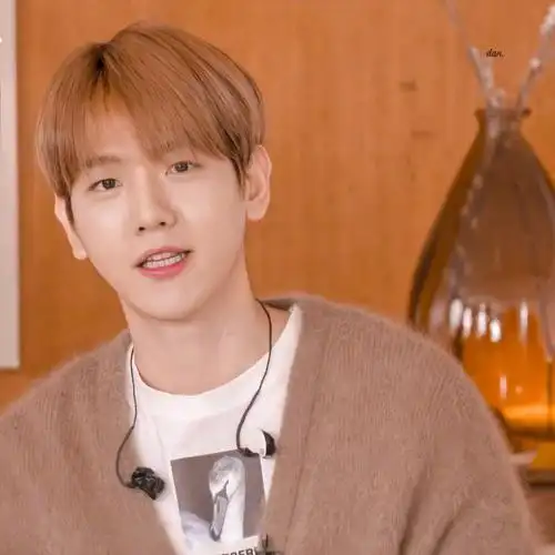 exo边伯贤散步直播,素颜男友风穿搭帅气,清唱忘词好萌,讲中文暖心