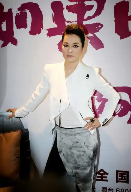 58岁毛阿敏这是瘦了多少?素颜五官眼窝凹陷,170个头高挑又时髦