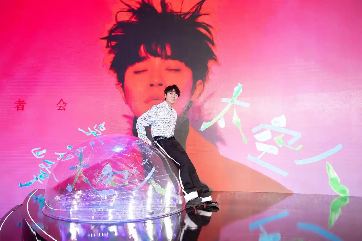 「消息」吴青峰在京举办首张专辑《太空人》亚洲发片记者会 "浩瀚星空