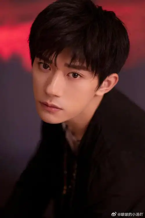 易烊千玺#易烊千玺超话怎么会有这么帅的男人 随便一张照片都秒了