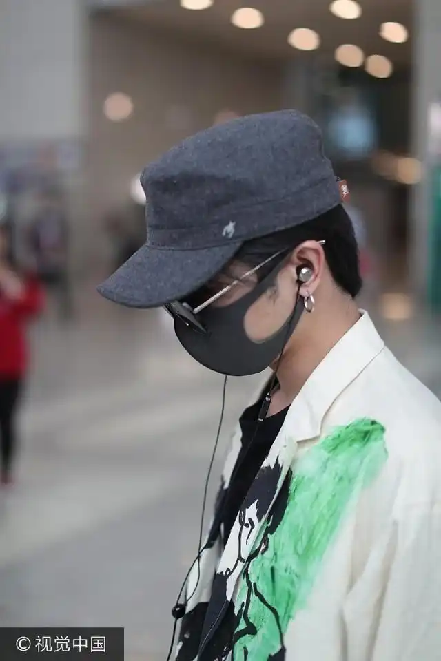 以烟洗肺饱足烟瘾 华晨宇吸烟点文明用烟