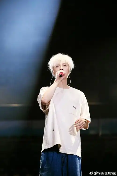 鹿晗白发梦回狼与美女##鹿晗烟熏妆狼奔头