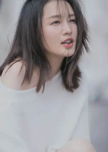 李沁最新街拍美图 复古色调气质慵懒迷人