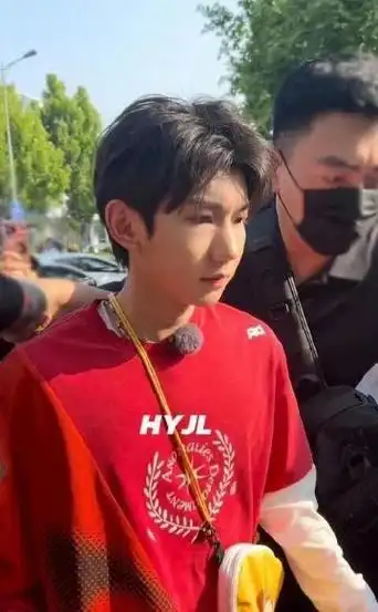 单飞7年:易烊千玺斩获百亿票房,王源,王俊凯还在综艺"蹭饭"