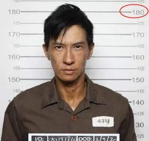 原创"囚犯照"身高也造假?张家辉成龙上榜,周润发自曝身高不到180