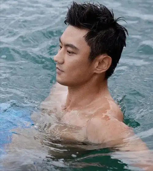 虽然已经退役,但是宁泽涛的身材依然保持得