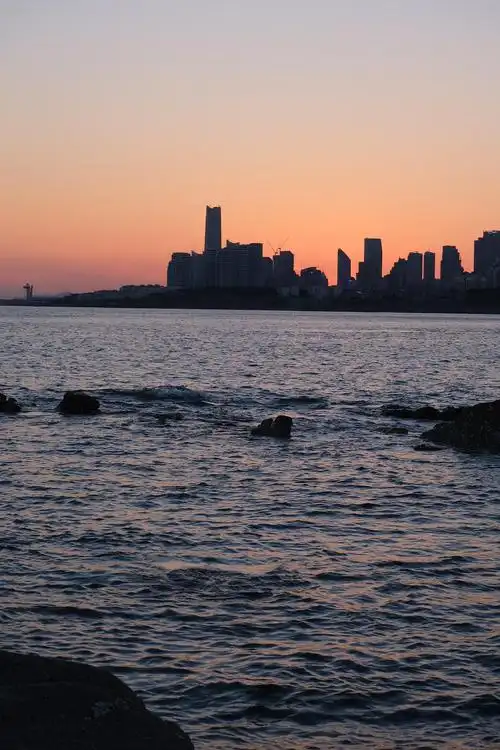 青岛 阴天晴天夕阳下的海