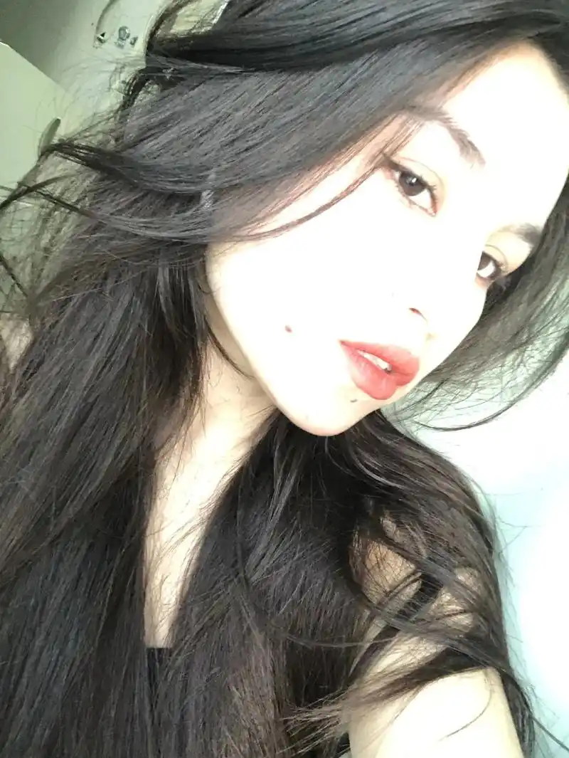 保持心情愉悦是美女的必修课#天秤座 #分享照片 #侧脸照 # - 抖音