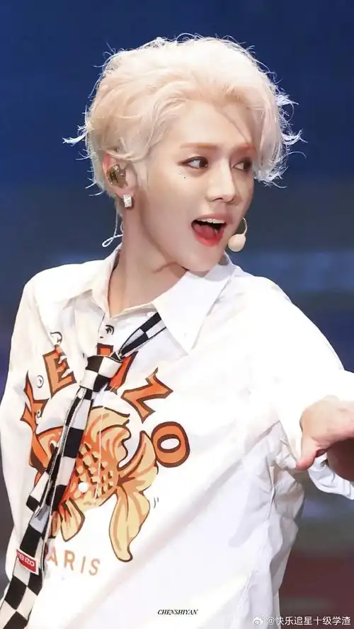 今天是蓝发鹿晗 爱豆就要染头#鹿晗喜欢的显眼包出现了##爱豆鹿晗回来