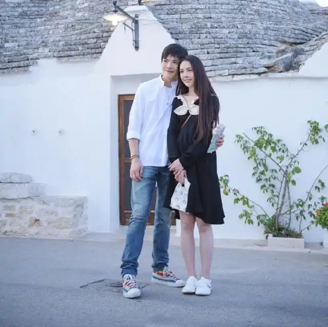 郭碧婷向佐甜蜜互动白衬衫牛仔裤如少年花边领结长裙似少女