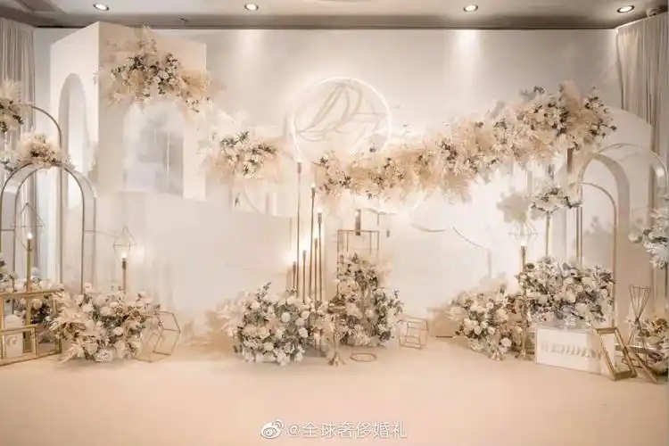 现场布置采用led屏幕全景设计哟简约大气更能突出婚礼精致感